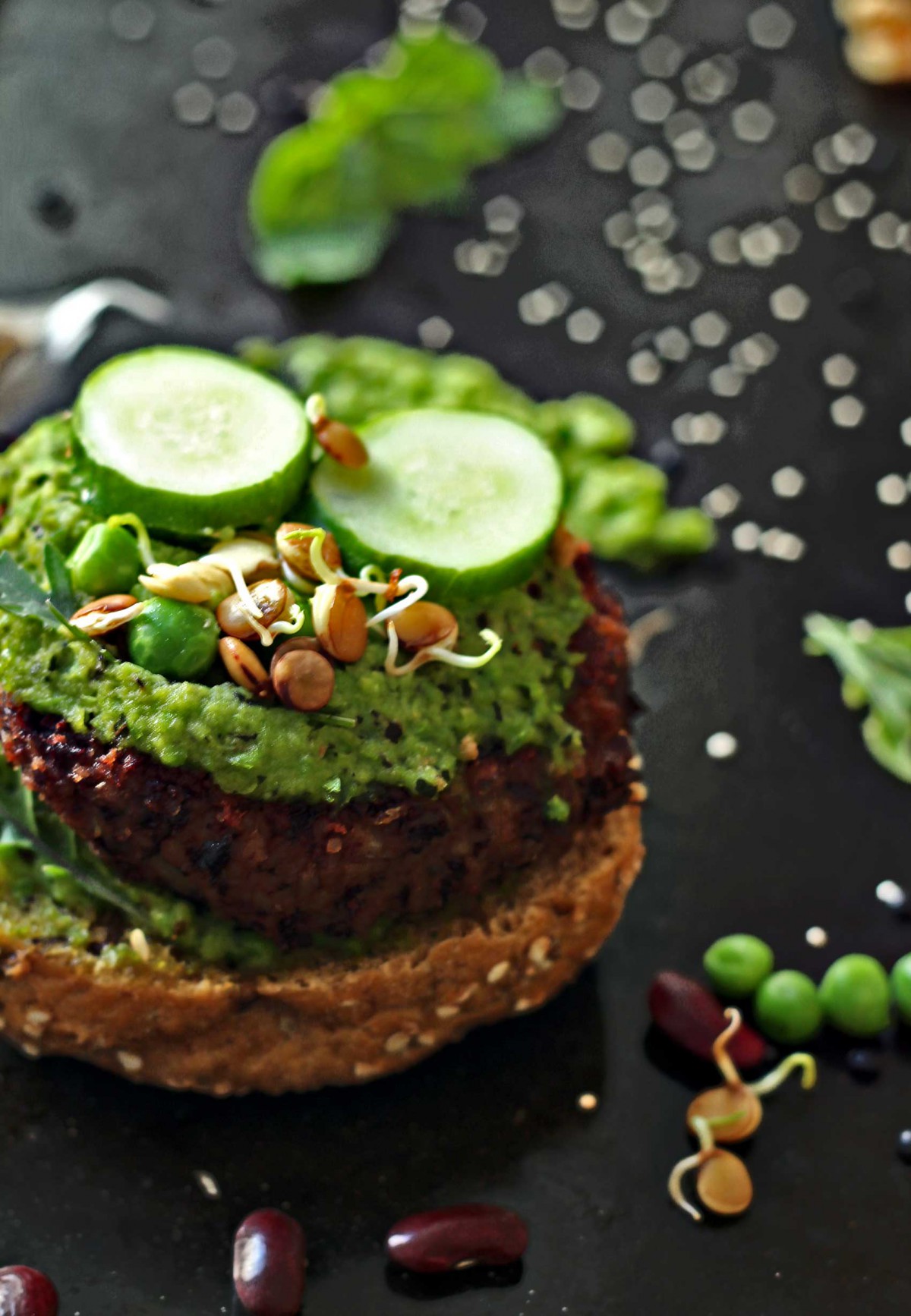 Bohnenburger mit fruchtigem Linsensalat